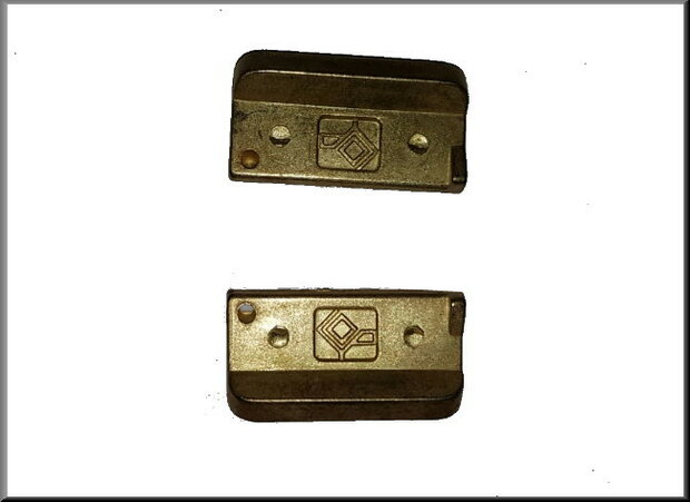 Brake caliper locking plates 