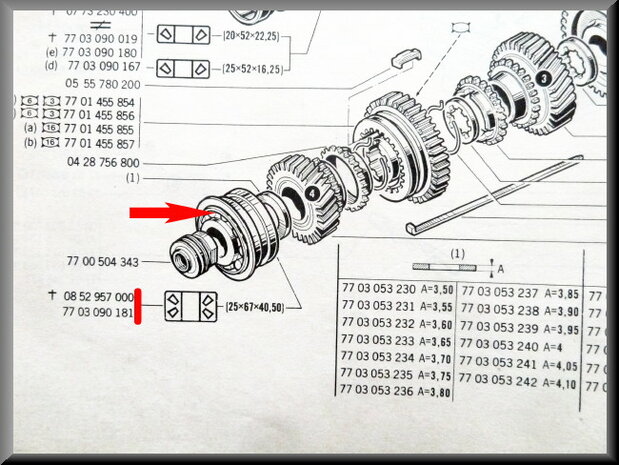 Rear bearing for the gearbox main shaft (25x67x40,5 mm).